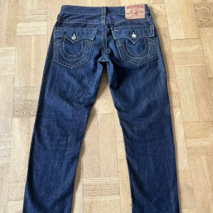 True Religion Jeans - Säljer dessa häftiga true religion jeans då de är för stora för mig! Knappt använda och i mycket bra skick! Storlek W30, L32. Skriv gärna för fler bilder. Möts helst upp, Stockholmsområdet
