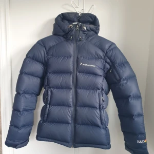 Peak jacka - Säljer min peak jacka i mörkblå storlek XS. Jackan är i toppskick. Nypris 2500. Köparen står för frakten.