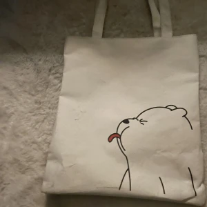 Tote bag - Säljer denna då jag inte använder den längre. Har defekter (se bild) därav de låga priset. Det går plats med dator, böcker och annat 