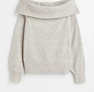 Off shoulder hm - Snygg off shoulder tröja från hm i en beige/grå nyans. Säljer då den inte används, nypris cirka 399kr! Skriv privat för fler bilder eller frågor ❤️