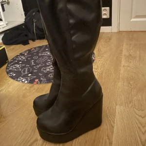 Knähöga boots  - Säljer dessa då jag köpt andra boots nu, använda 3 gånger så i väldigt fint skick. De går över vaderna