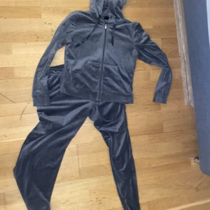 Mjuksset - Ett mjukisset som både går att köpa var för sig, men också tillsammans. Byxor - L, Tröja - S. Båda två: 70kr