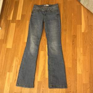 Jättefina lågmidjade jeans ifrån Jdy, storlek w25 l34, slutsålda i nästan alla storlekar.  Budgivningen från 400 kr + frakt, använda 1 gång.