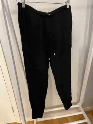 Byxor från HM stl 36 - Svarta byxor från HM i storlek 36, passar även 34. Aldrig använda så nyskick!✨Köparen står för frakten, kan mötas upp i Kalmar!