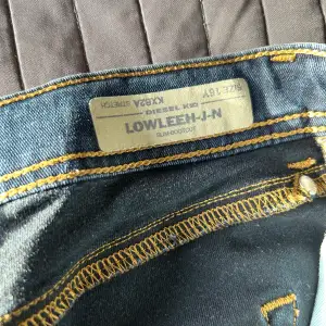 Snygga lågmidjade jeans från diesel med några detalj slitningar. Storlek 16y, passar perfekt på mig som är 170 