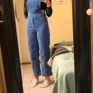 Riktigt coola hängselbyxor från Monki - Knappt använda riktigt coola hängselbyxor i Manchester från Monki, stl 34. 