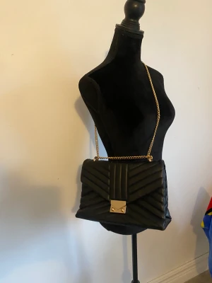 Väska  - Om man vill få plast med saker i sin väska då är denna perfekt 🤩 jag använde den i början av skol året och fick plats med träningstjats,dataladdare,smink och mer !!! Jätte bra skick och man kan använda den på massa olika sätt 