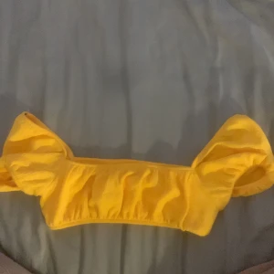 Toppar  - Tröja 1 storlek XS pris 30kr Tröja 2 storlek XS pris 30kr