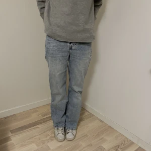 Jeans - Säljer dessa jeans från bikbok!! De är midwaist och straight och köpta för 600kr🥰 