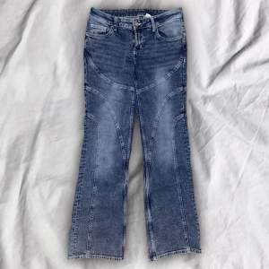 så fina lågmidjade jeans i typ bootcut och lite stretchigt material💥💥skriv privat för bilder på 😊buda gärna!! innerbenslängd: ca 82 cm, midjemått: ca 86 cm