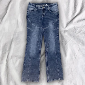 lågmidjade jeans - så fina lågmidjade jeans i typ bootcut och lite stretchigt material💥💥skriv privat för bilder på 😊buda gärna!! innerbenslängd: ca 82 cm, midjemått: ca 86 cm