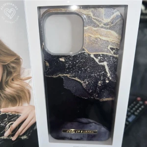 Ideal of sweden mobilskal iphone 13 pro max - Helt nytt, inte ens öppnat Ideal of Sweden mobilskal till iphone 13 pro max, nypris 399 kr säljs för 250kr