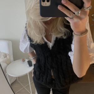 Pälsväst  - Välrdens finadte och mysigaste pälsväst i 100% kanin, nypris omkring 2000kr, näst intill aldrig använd och den är i mycket bra skick 