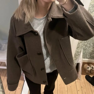 Kappahl kappa 🤎 - Säljer nu fina kappan från Kappahl i storlek L, sitter väldigt snyggt oversized på mig som är XS i toppar 🤎hör av er för fler bilder eller om ni har frågor!!