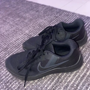 Nike skor - Hej jag säljer ett par Nike skor bara användt som idrottsskor inomhus. Använda typ 3-5 gånger ser ut som ett par nya passar tjejer och killar, kan gå ner i pris vid snabbköp. Nypris ca 600kr  Om ni undrar något mer är det bara att fråga.