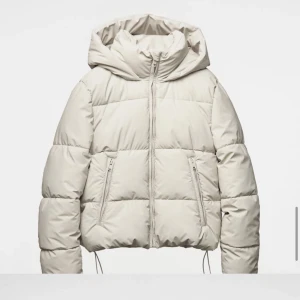 Beige vinterjacka🫂💟 - Säljer beige varm vinter jacka. Mycket varm och bra kvalitet. Användt 1-2 gånger, tog bort prislappen utan att fundera darför säljer jag. Ordpris:699. Pris inkl frakt! 💘