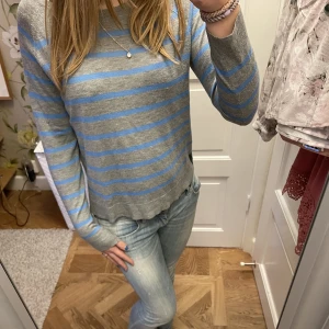 Grå tröja med ränder - Mysig grå tröja med blåa ränder på. Använd fåtal gånger, bra kvalité.💗💗 Pris kan diskuteras