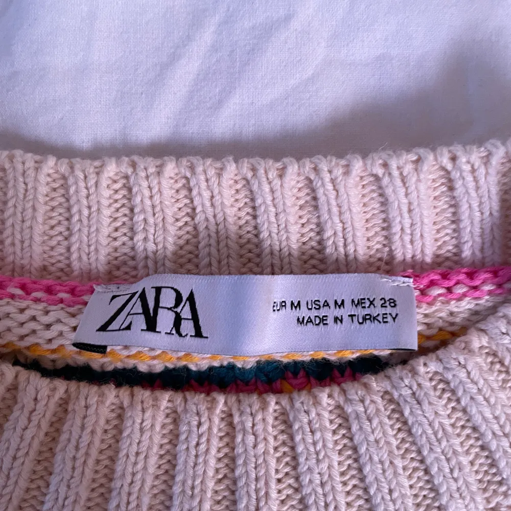 Säljer denna jättefina stickade tröjan från Zara i stl. M då den ej kommer till användning längre. Lite mindre i storleken och passar stl S-M💞 Pris kan diskuteras . Stickat.