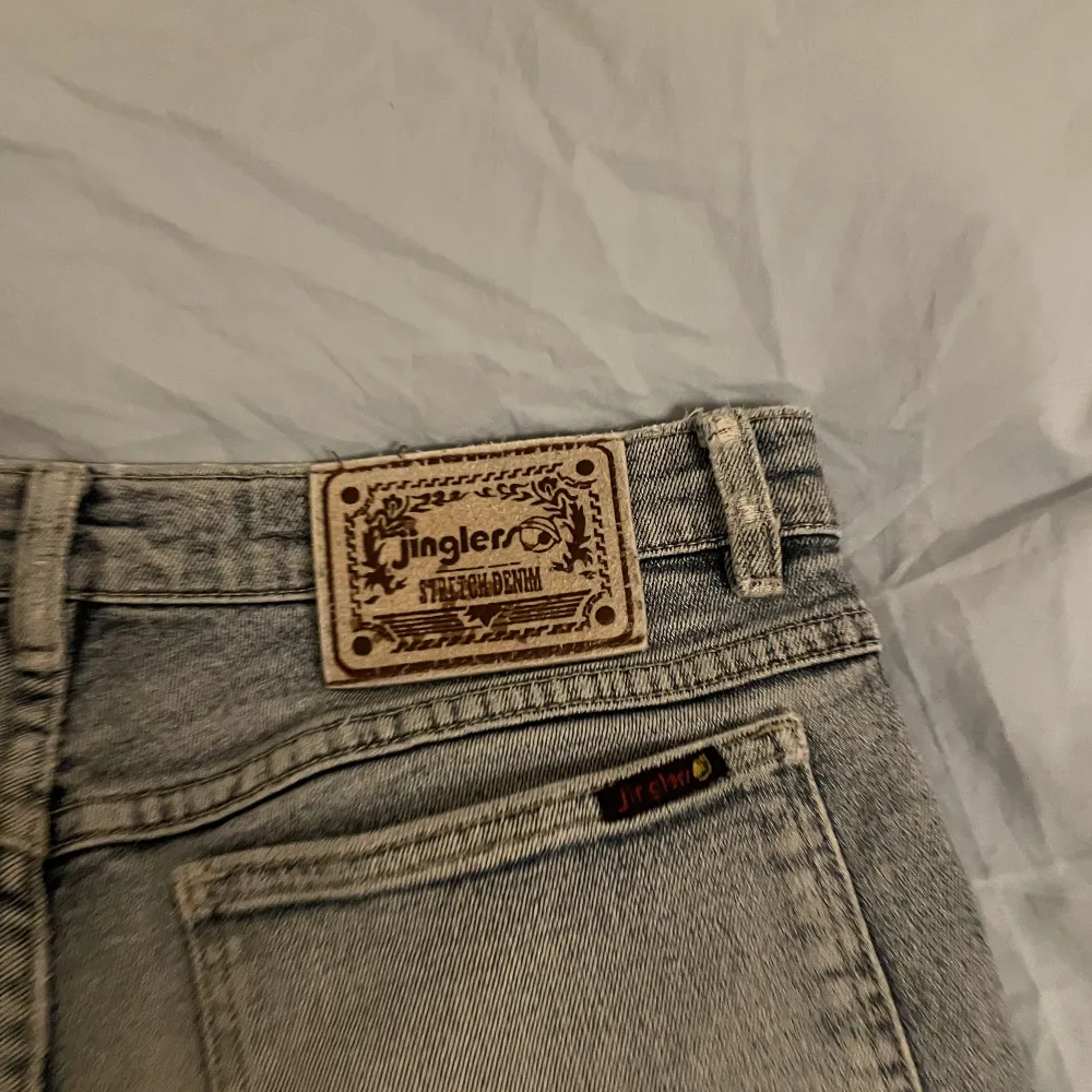 Loose fir jeans säljes! De har en väldigt snyggt sliten stil, som enligt mig får dem att se snyggare ut. Storlek W34 L32: Köparen står för frakt.. Jeans & Byxor.