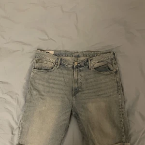 Jeansshorts  - Jeansshorts i sliten stil säljes! Shortsen är i gott skick! Storlek 36. Köparen står för frakt.