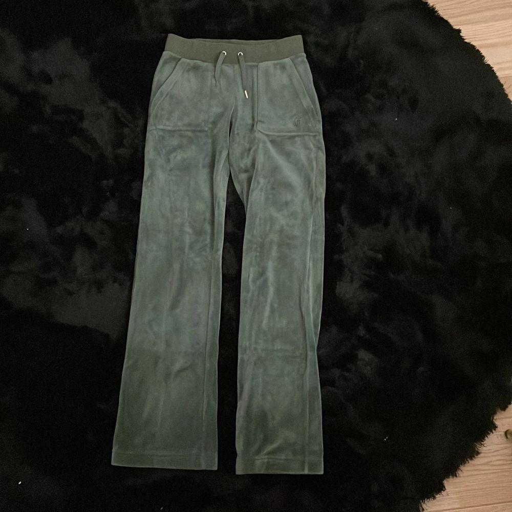 Säljer dessa juicy couture byxor i grön färg. Dem är i jätte fint skick bara att en av metall sakerna på snörena fattas. Original pris 1000kr . Jeans & Byxor.