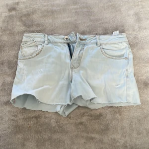 Ascoola shorts  - Säljer dessa supercoola ljusblå jeans med stjärnan på bakre fickorna som passar jättebra till sommaren! De är ganska små i storleken och i nyskick💕