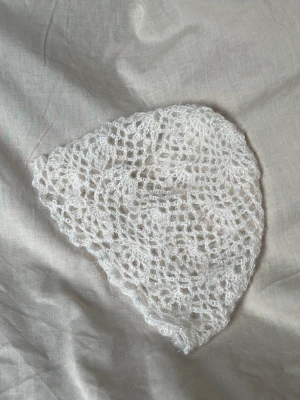 Crochet hat - Vit virkad mössa i mohair med pärlor, mjuk och varm!