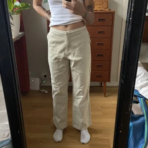 krämvita jeans  - vintage krämvita jeans i storlek från indiska, storlek 42