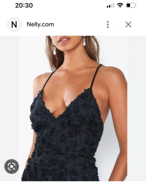 Ida Sjöstedt klänning Charlie dress - Klänning från Ida Sjöstedt i färgen marinblå. 3D blommor på hela köpt på NK. Använd 1 gång.  Charlie dress