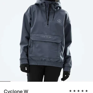 Skidjacka  - Säljer denna skidjacka från Dope som är använd ca 3 gånger, i nyskick! Köptes för 1600kr men säljer för 800🤍 strl S