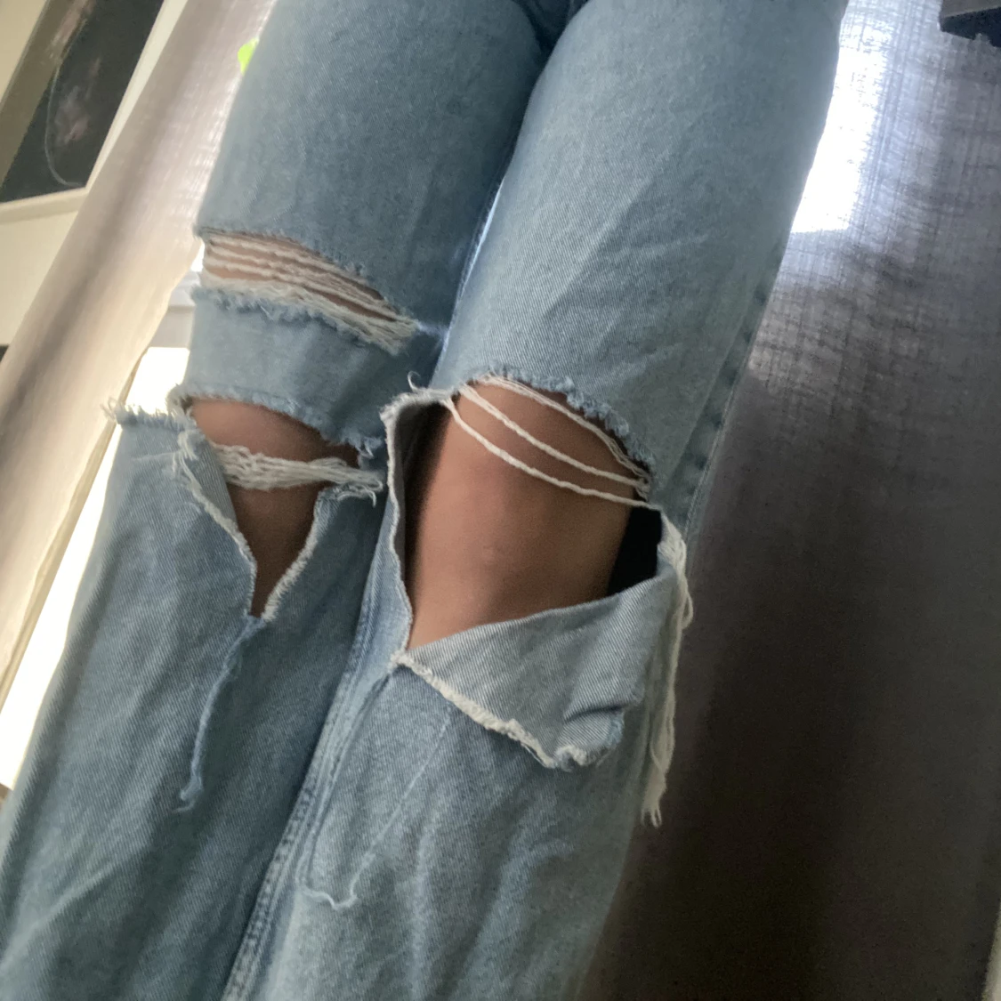 Högmidjade jeans med hål på knäna  - 91