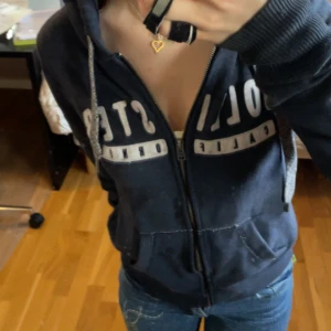 Intressekoll!! - Intressekoll på denna super snygga hollister zip up hoodien. Går inte att få tag på längre, så snygg! Hör av dig vid intresse/frågor. :) 