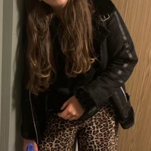 Svart jacka  - Svart jacka i konstläder från Pull & Bear, endast prövad ✨storlek xs men passar även s-m !! (jag har storlek 38-S) pris går att diskutera