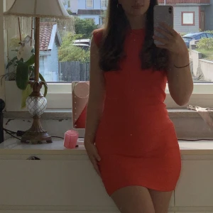 Röd Zara klänning - Röd klänning från Zara. Aldrig använd. 