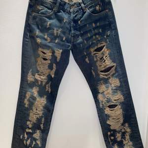 Zombie y2k jeans - storlek 32/32 - använda men i bra skick - hållen på jeansen har jeans under sig alltså inga håll hela vägen in till kroppen
