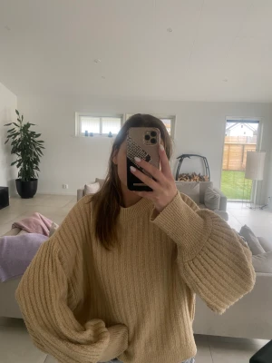 Stickad tröja  - Super mysigt stickad tröja från Gina i fint skick 