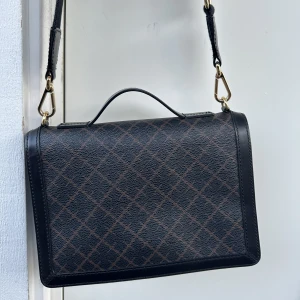 Malene Birger - Loenna - Säljer min fina svartbruna väska från Malene birger i modellen Loenna.  Köpt från Elin Maria i somras för cirka 3000.  Sparsamt använd - inga synliga defekter Bandet ingår självklart Först till kvarn!  Jag står för frakt💕👏 - passa på! Pris kan diskuteras!