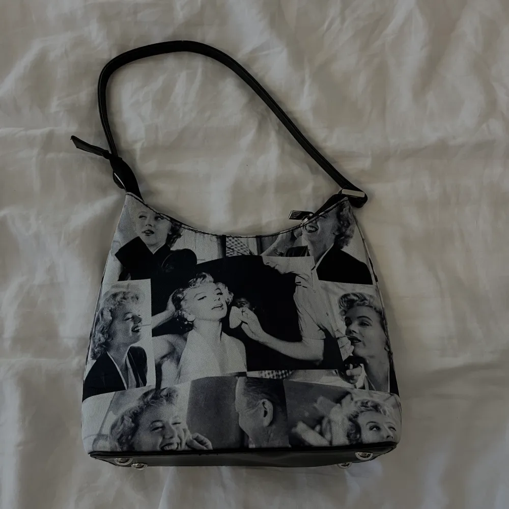 Unik cool väska med bilder av Marilyn Monroe, går inte att få tag på. Jag har endast använt den som en prydnad i mitt rum så aldrig använd 💖. Väskor.