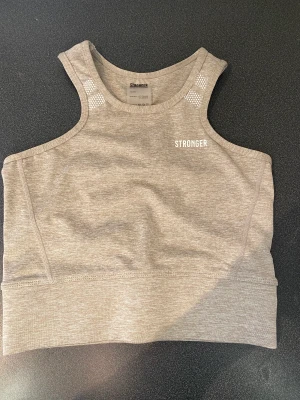 Strongertopp säljes - Jag säljer denna ursnygga träningstopp/linne från stronger. Kom privat vid frågor eller intresse!❤️