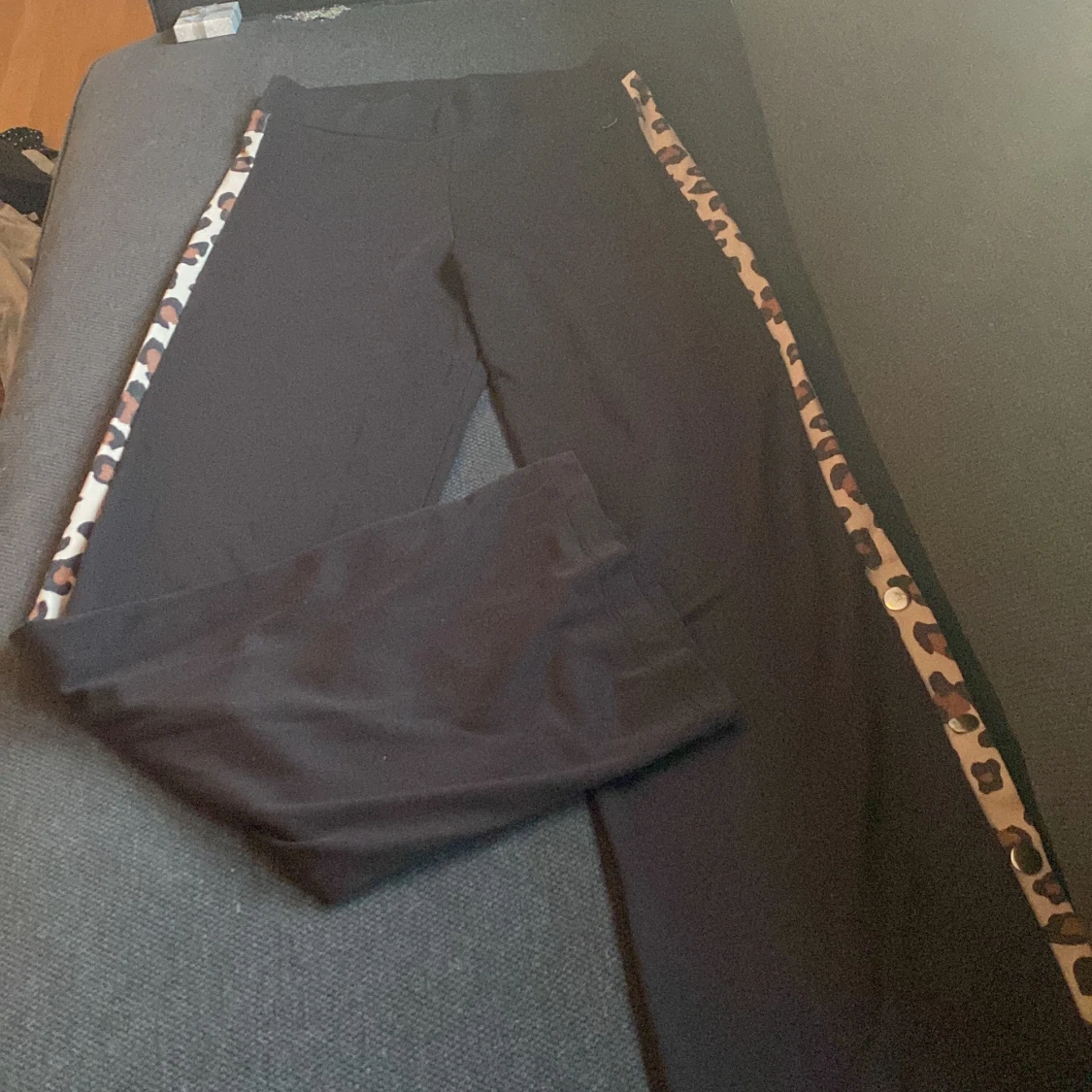 Svarta utsvängda byxor