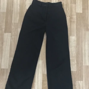 Svarta kostymbyxor  - Svarta kostymbyxor från Monki i midrise. Jättefina och bekväma, storlek 32💞
