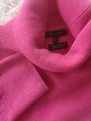 Massimo Dutti polotröja  - Jättefin polotröja från Massimo Dutti. Storlek M.  96 % ull 4% cashmere Använt bara 2 gånger. Köpte för 699. Mycket bra i skick. 