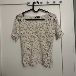 Virkad topp - Virkad topp från Bikbok, supersöt till vår/sommar! Strl. XS.