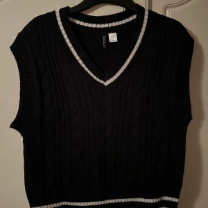 Stickad väst från HM - Stickad väst från HM strl S
