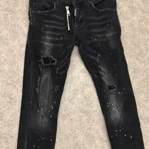 Svarta DQ2 jeans äkta använda 5gånger helt nya,köpt för 3500kr säljs för 1000 kan diskuteras fraktas betalning genom Swish med drag kedja på framsidan 