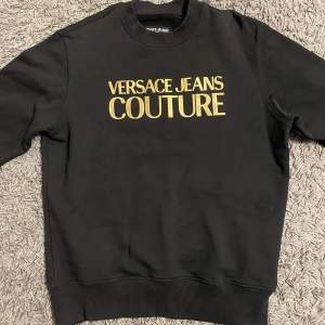 Versace tröja, använd få gånger, killstorlek S  DM vid intresse!! 