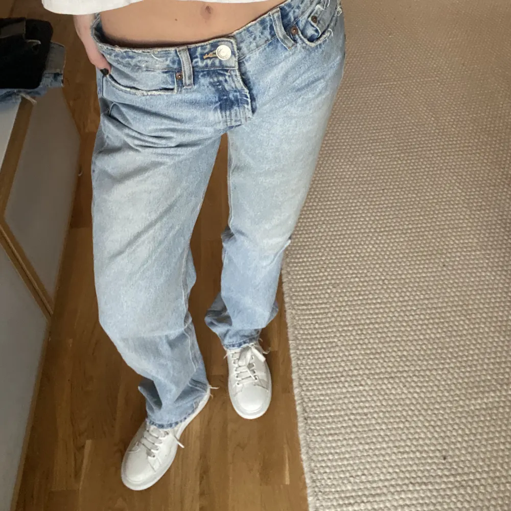 Slutsålda midwaist jeans från Zara! Jag är 170cm lång! Knappt använda! Har ”rivit” upp ändarna på byxorna litegrann. Köp inte direkt! . Jeans & Byxor.