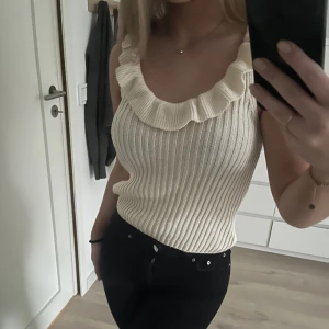 Stickat linne - Super fint somrigt stickat linne med volang i storlek xs/s💕 Aldrig använt