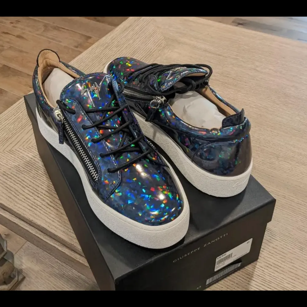 Helt nya Giuseppe skor från lådan, fraktas bara då jag bor utomlands kan även skicka mer bilder med qr kod osv. Endast seriösa köpare kontaktar. Nypris 7500kr. Skor.