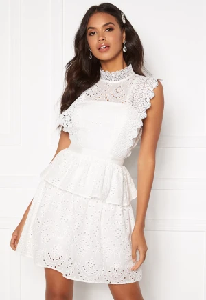 Studentklänning  - Säljer denna Olivia Crochet klänningen, köpt från Bubbleroom. Jätte fint skick, använd endast en gång🤍 Nypris 999kr